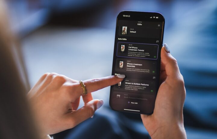 Persona usando una app de IA en el celular para gestionar marketing